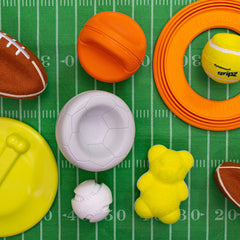 Nylabone balle en main humaine illustrant la prise facile pour lancer et ramasser