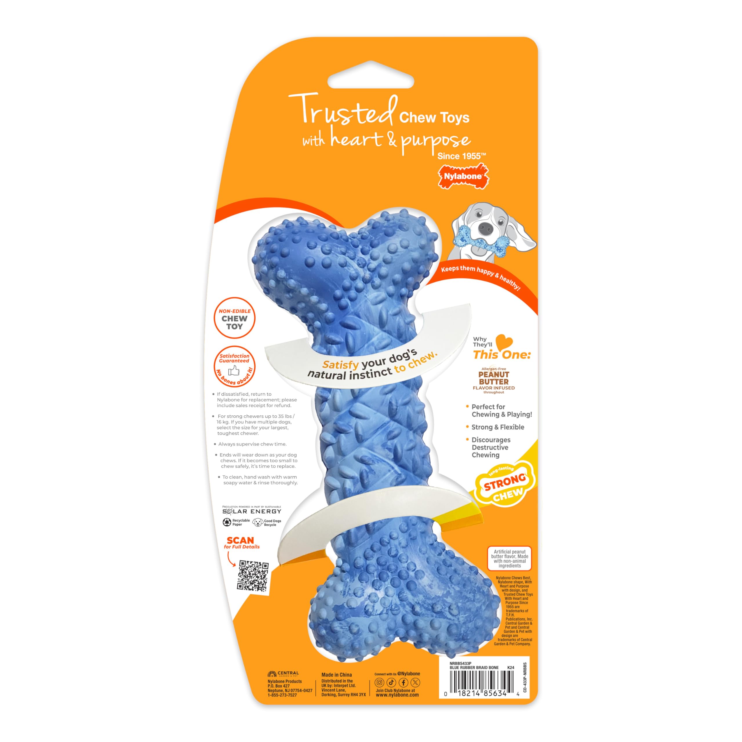 Nylabone à côté d'une patte pour montrer l'échelle adaptée