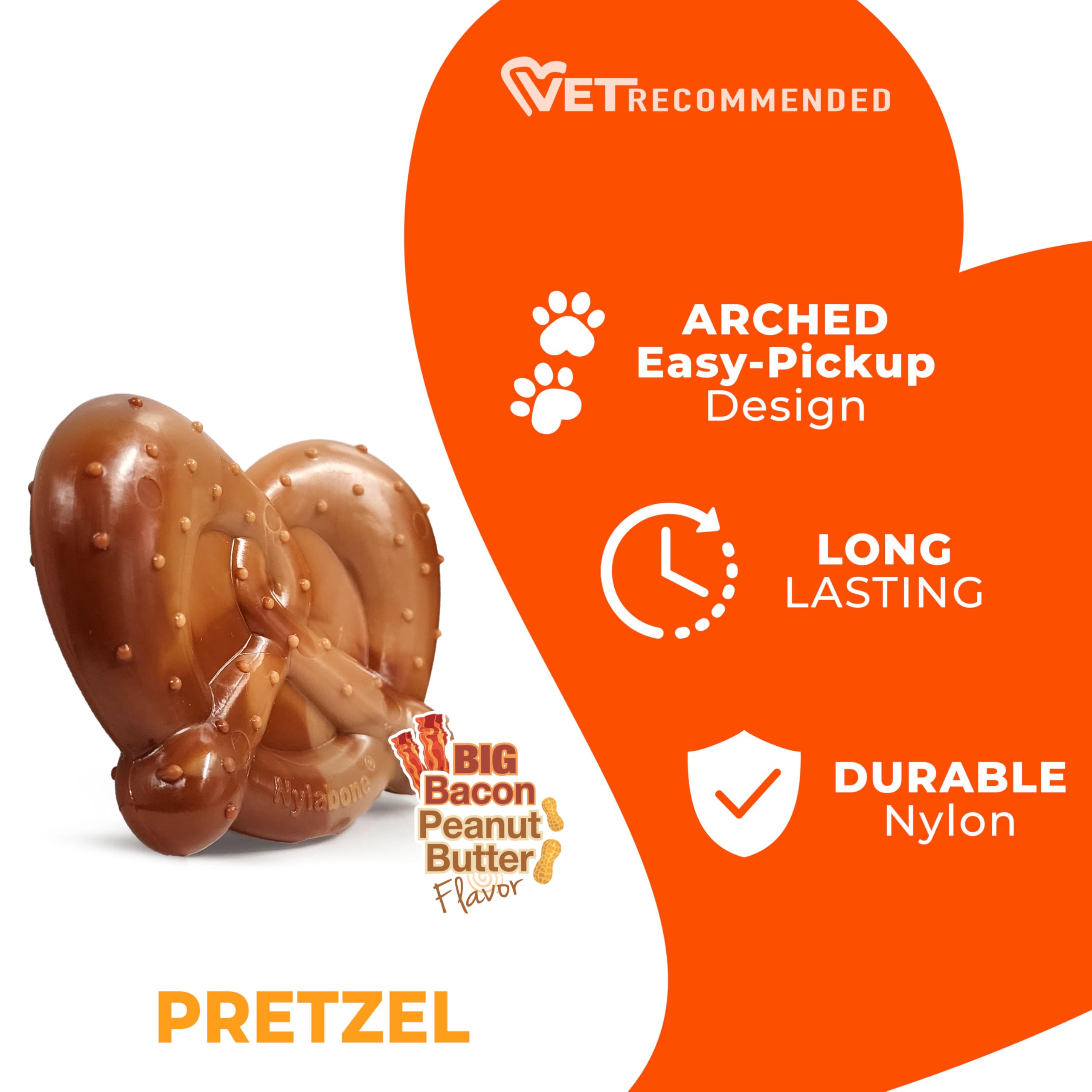 Nylabone pretzel tenu en main montrant échelle pour taille du chien