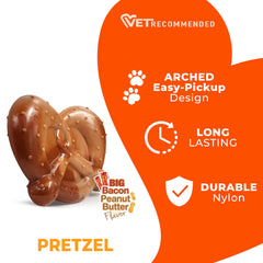 Nylabone pretzel tenu en main montrant échelle pour taille du chien