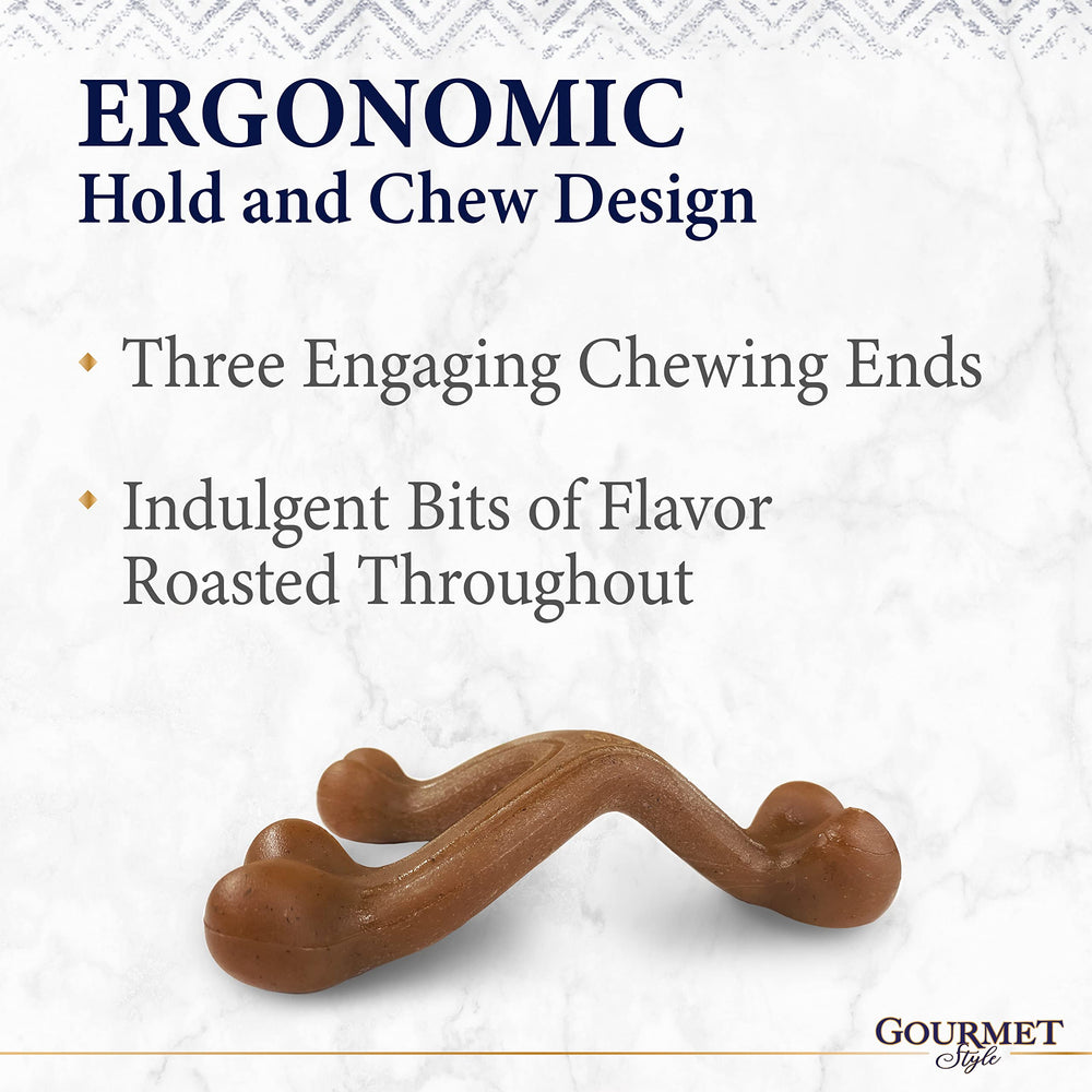 Nylabone gros plan sur la texture robuste et les inclusions de saveur visibles