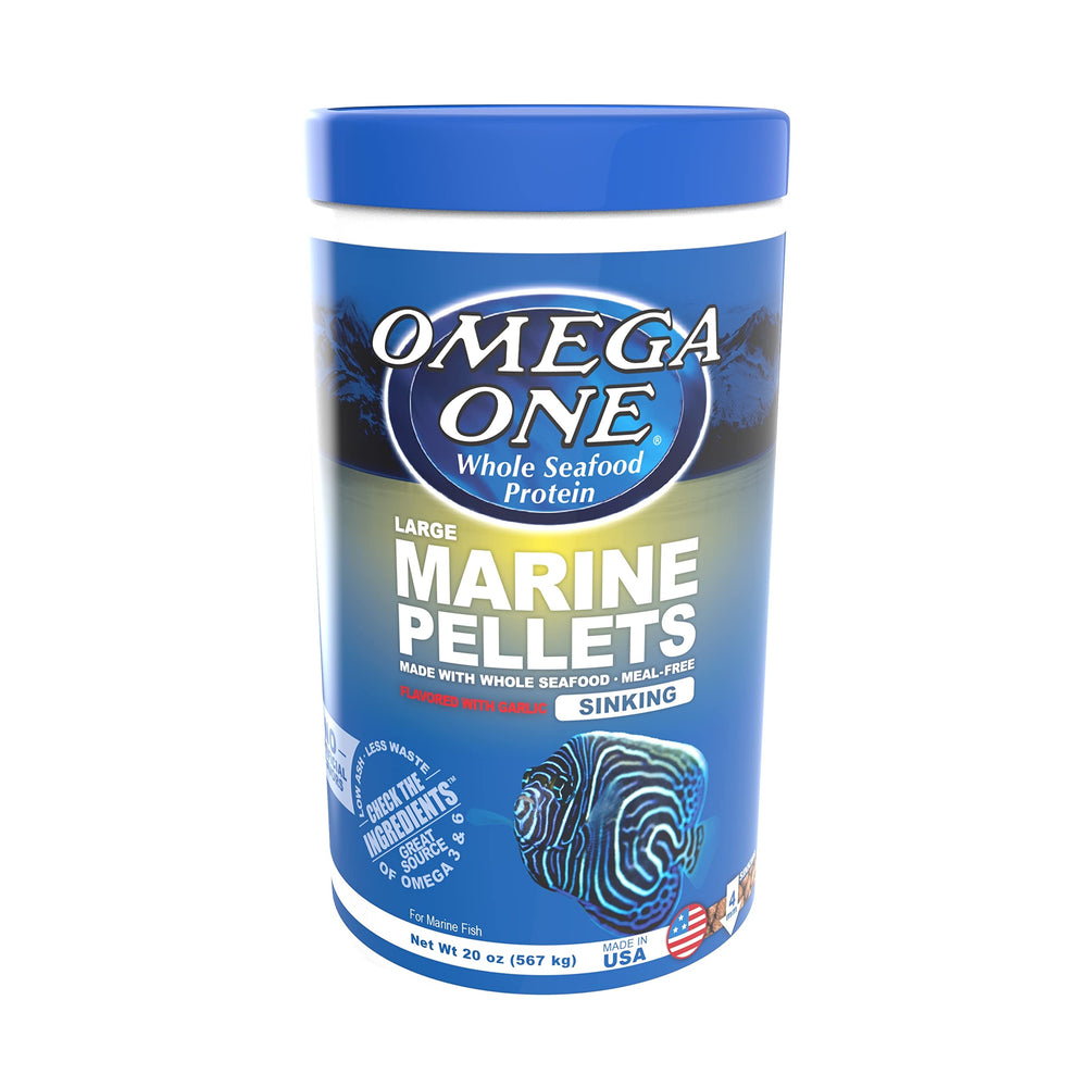 Omega One granulés dispersés dans aquarium montrant appétit et clarté d'eau