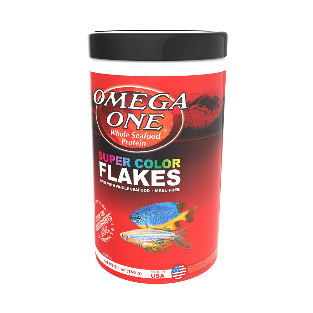 Omega One Super Color Flakes en usage nourrissant poissons et réduisant les déchets d'aquarium