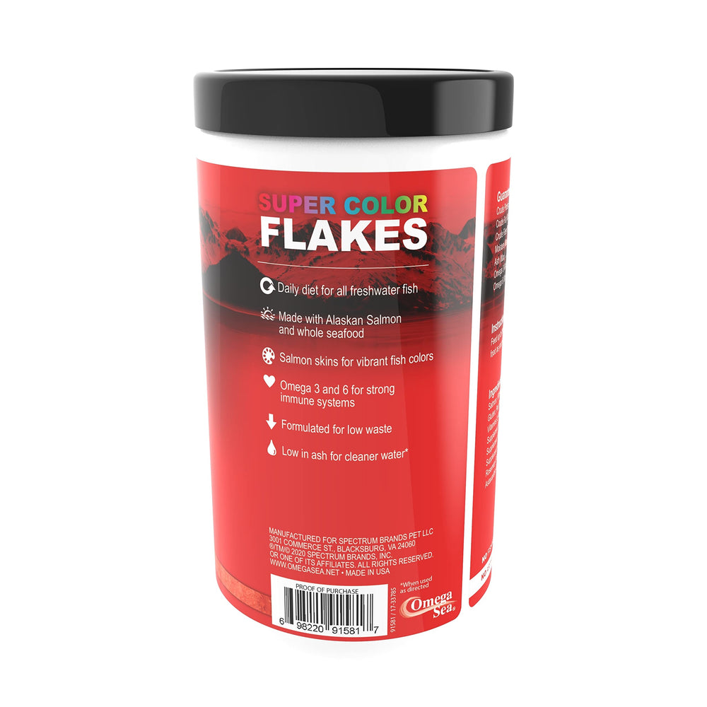 Omega One Super Color Flakes posé près d'un aquarium vibrant améliorant l'éclat des poissons