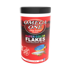Omega One Super Color Flakes gros plan sur texture des flocons pour meilleure digestibilité
