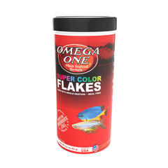 Omega One gros plan des flocons montrant texture riche et nutrition concentrée