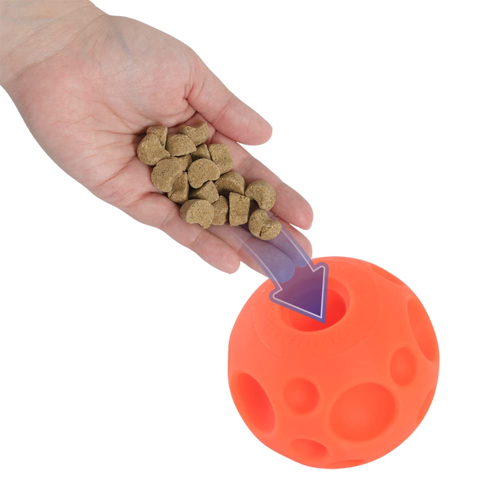 Omega Paw chien poussant la balle et recevant une friandise