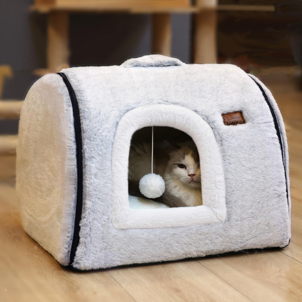 OMLIVLIES maison pour chat vue avant montrant l'entrée et confort
