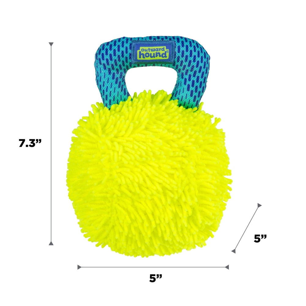 Outward Hound balle posée dans jardin favorisant jeux extérieurs actifs