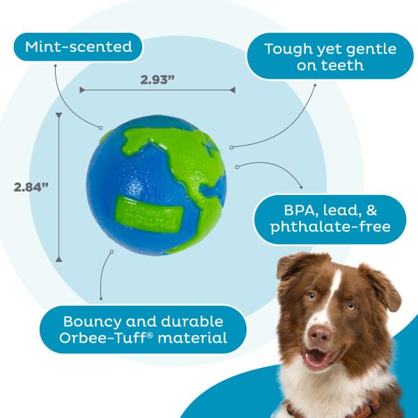 Outward Hound Planet Ball à côté d'une main pour échelle montrant taille moyenne adaptée
