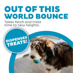 Outward Hound Planet Ball en usage avec chien libérant friandises pour stimulation mentale