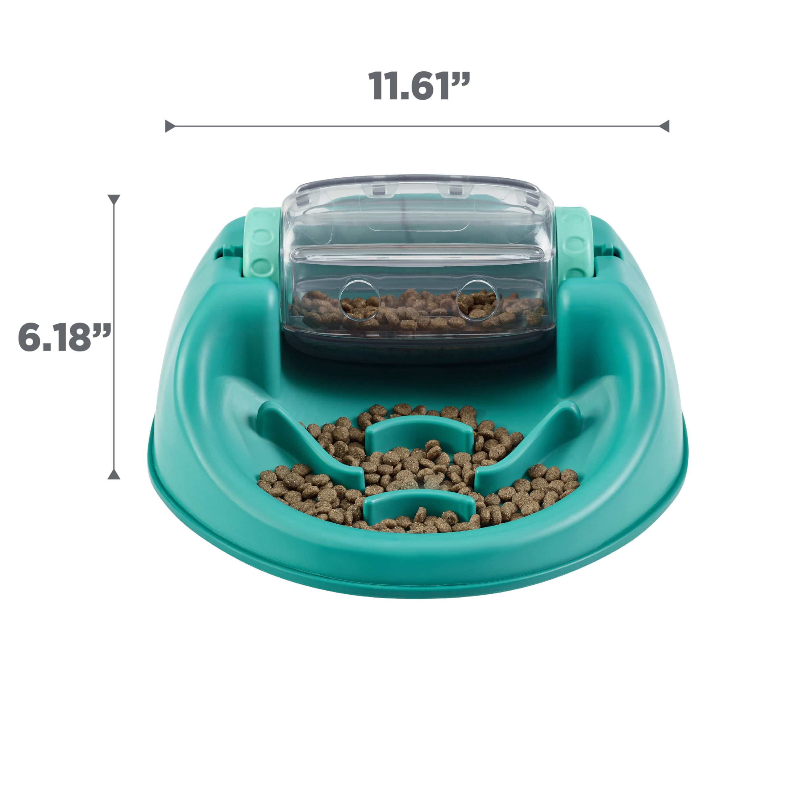 Outward Hound chien en action poussant le baril et obtenant des friandises
