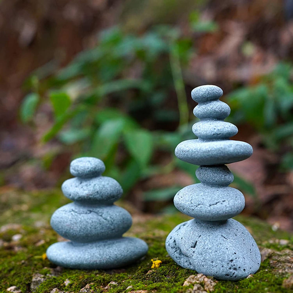 OwMell cairn à côté d'un briquet pour comparaison de taille compacte
