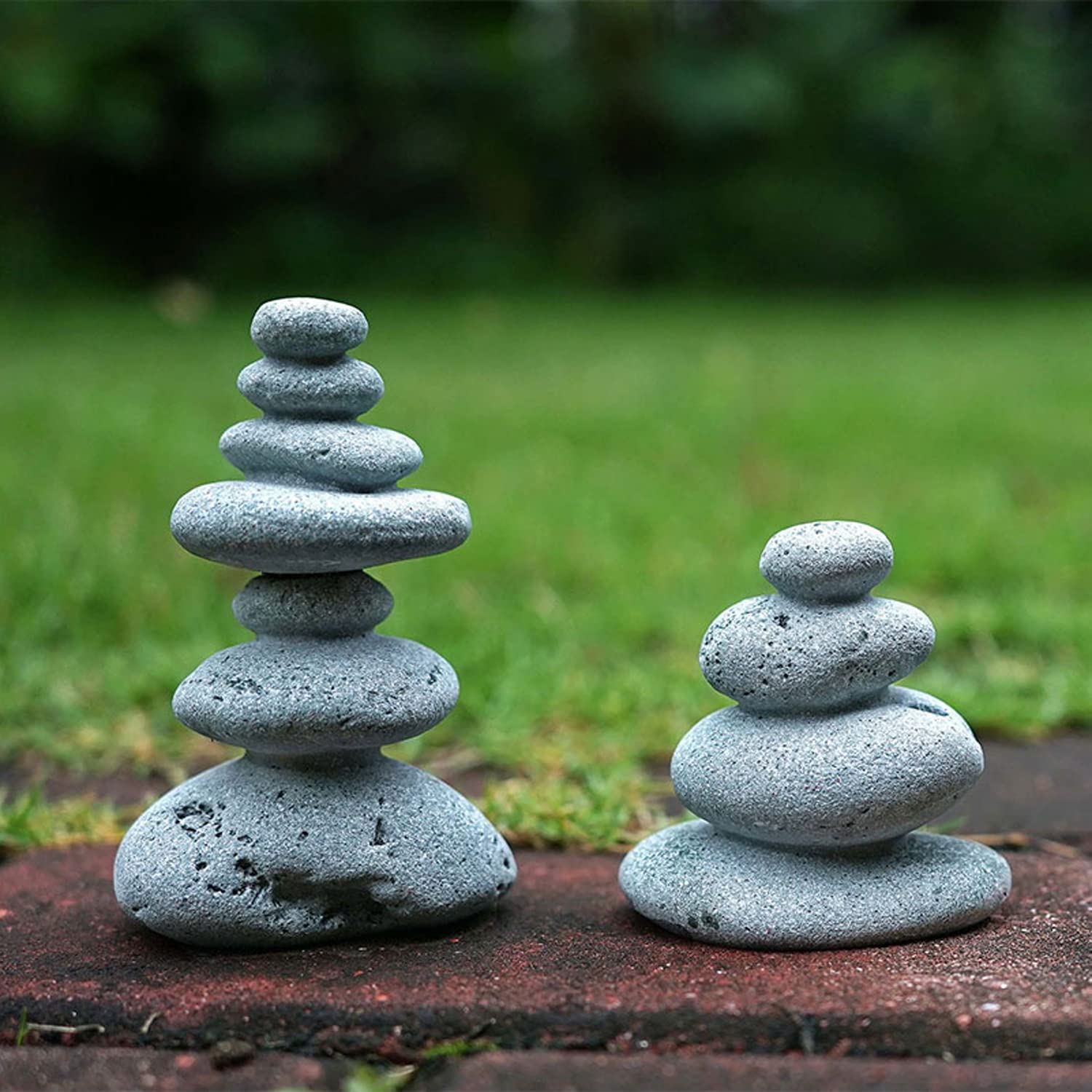 Petite statue OwMell sur rebord de fenêtre offrant ambiance zen au bureau