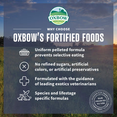 Oxbow portion de granulés dans la main pour quantités pratiques