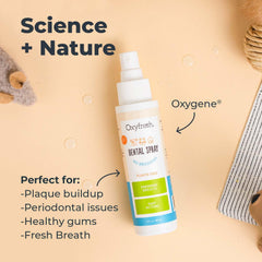 Application du spray Oxyfresh sur les dents d’un chien pour rafraîchir l’haleine