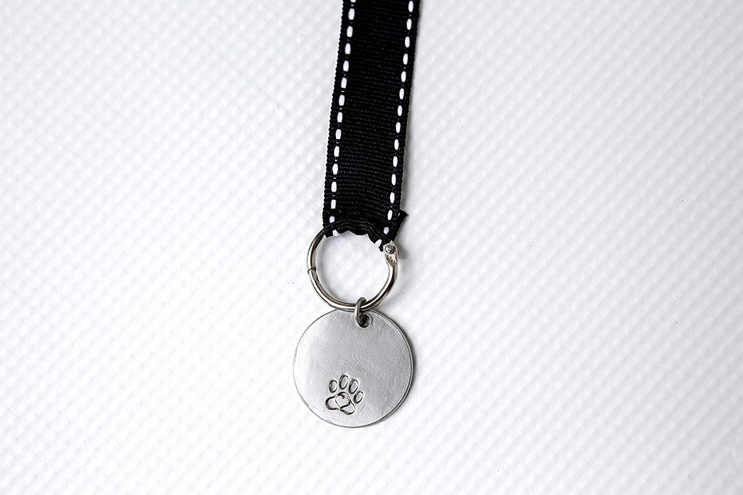 Pawprints gros plan finition noire élégante apportant look sobre