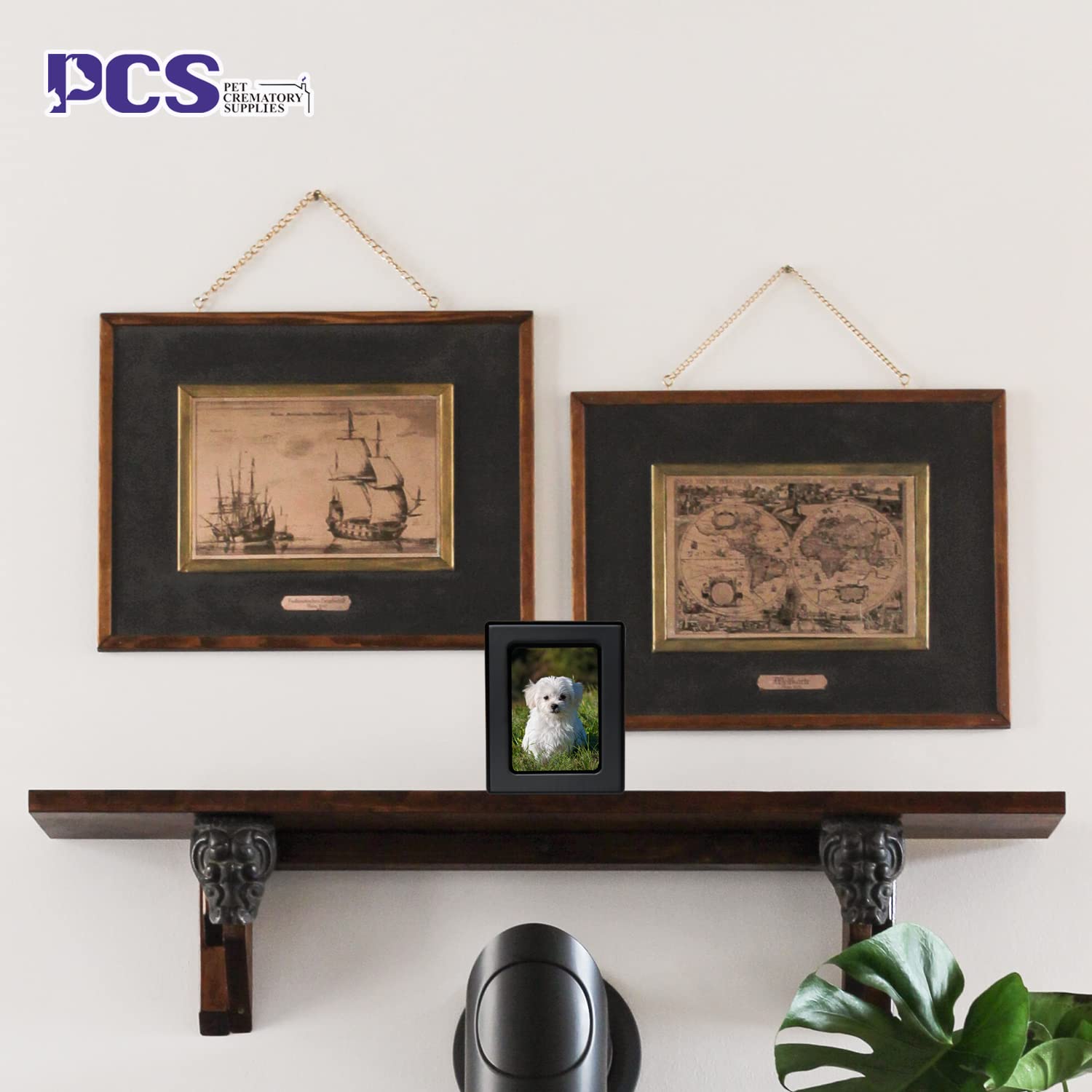 PCS PET CREMATORY SUPPLIES urne noire sur commode, intégration harmonieuse au foyer