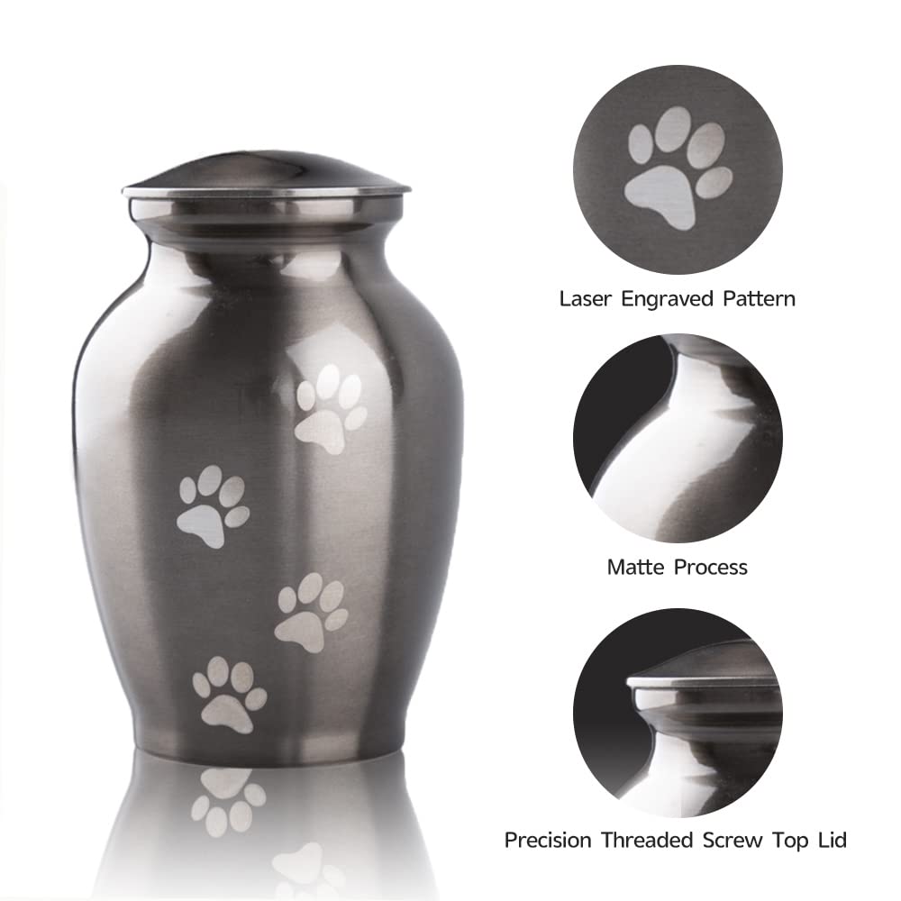 PCS PET CREMATORY SUPPLIES gros plan gravure pattes, détail affectueux et net