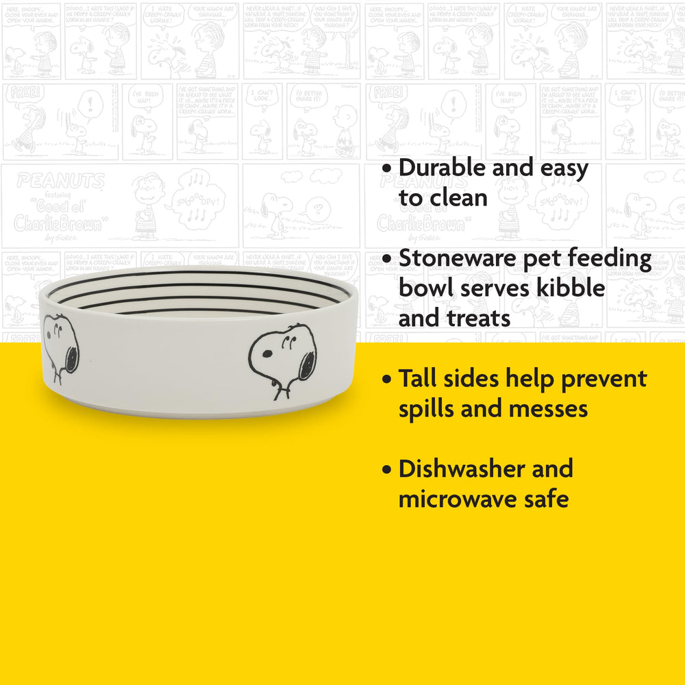 Peanuts gamelle Snoopy en usage chien mangeant confortablement