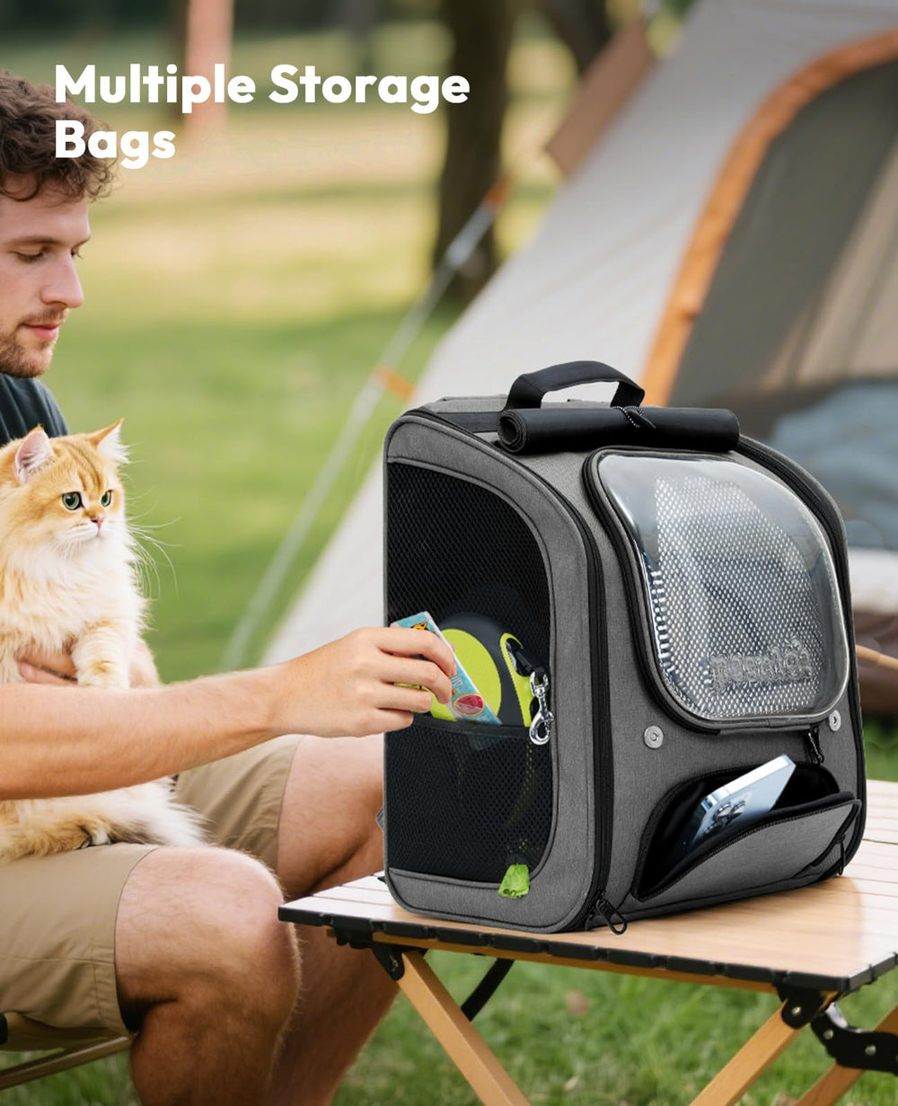 Pecute sac à dos à côté d'une règle pour comparer la taille