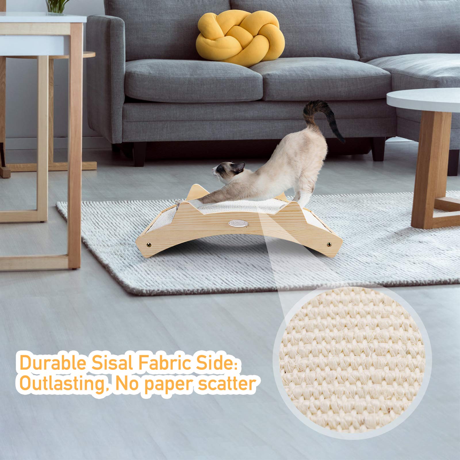 Pecute chat utilisant le griffoir pour détourner des meubles