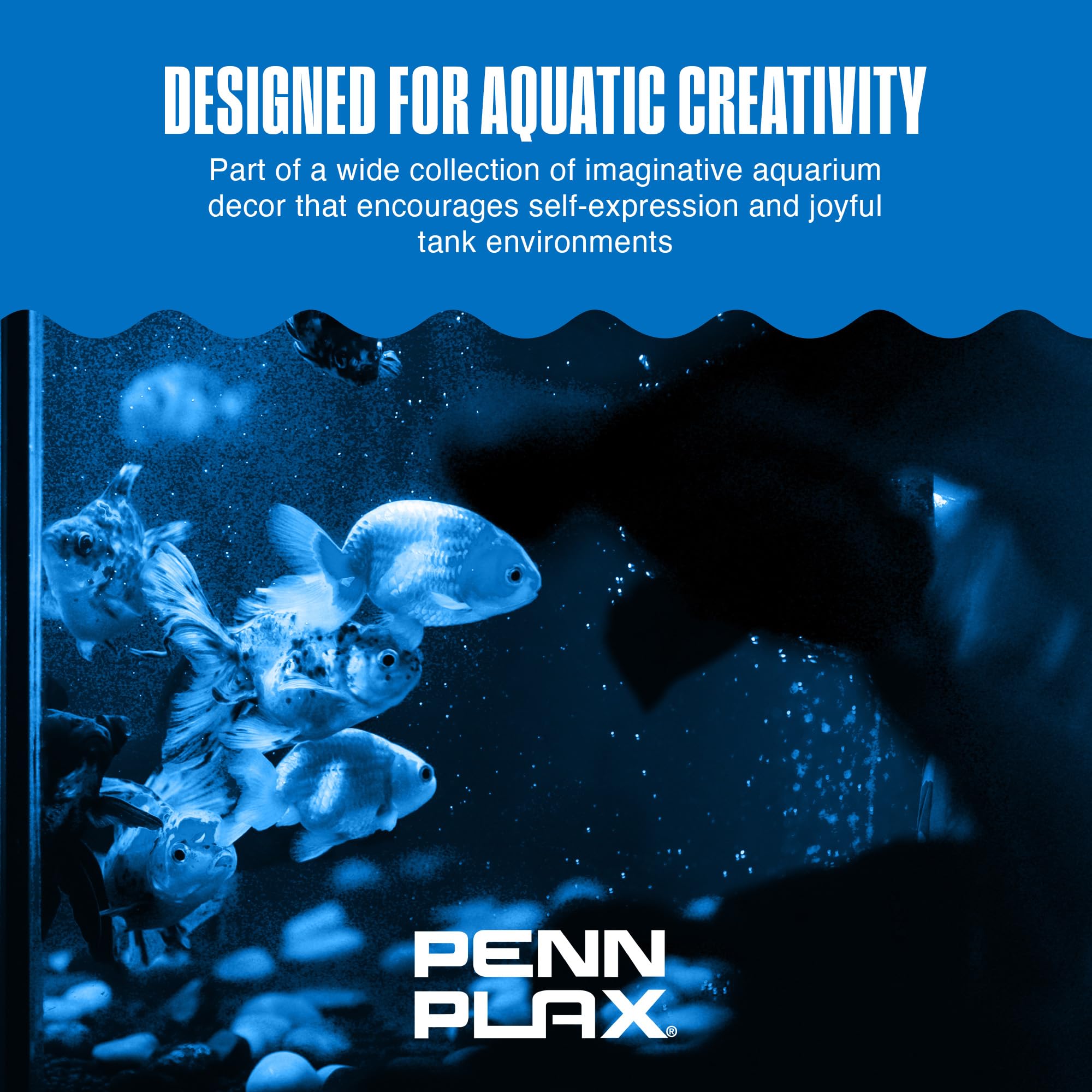 Penn-Plax - mise en scène enfant souriant devant l'aquarium décoré pour amusement