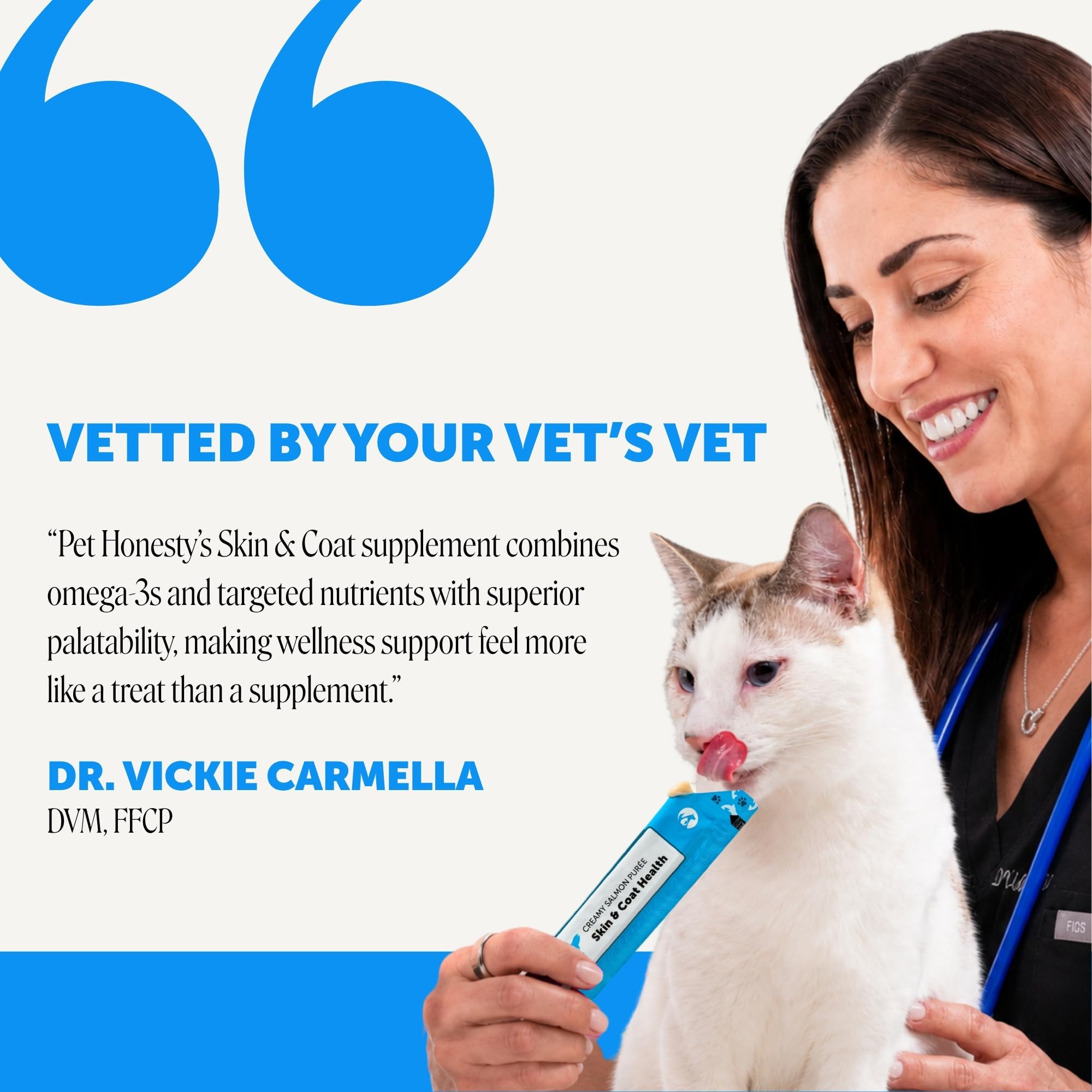 Chat goûte purée Pet Honesty démontrant acceptation et plaisir