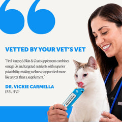 Chat goûte purée Pet Honesty démontrant acceptation et plaisir