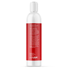 Gros plan sur la texture liquide du shampooing Pet MD illustrant une application douce et rinçage facile
