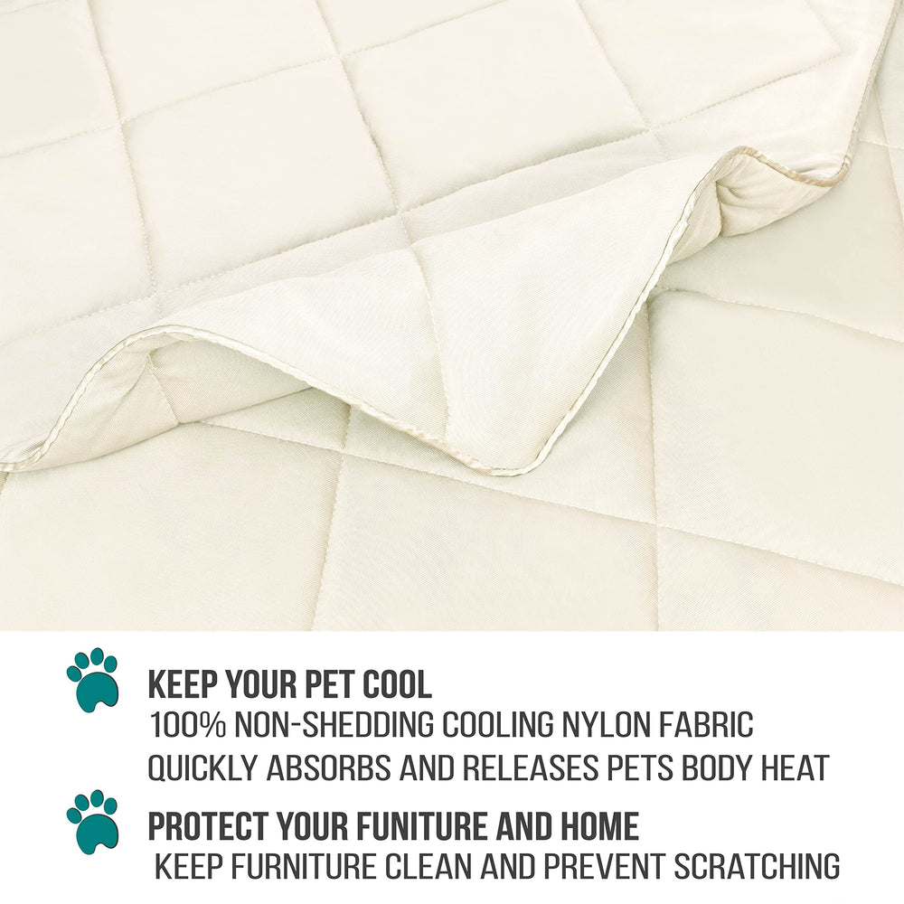 PetAmi couverture en usage sur canapé avec chien moyen détendu
