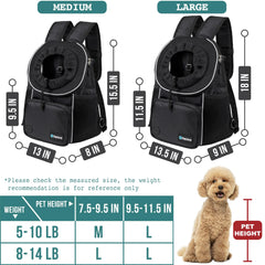 Personne portant un chien en randonnée avec le sac PetAmi, facilite transport mains libres en nature