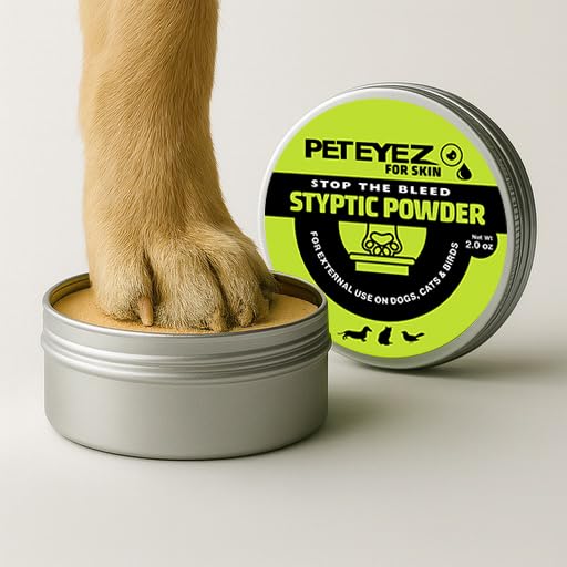 Gros plan sur la texture de la poudre PetEyez pour application précise