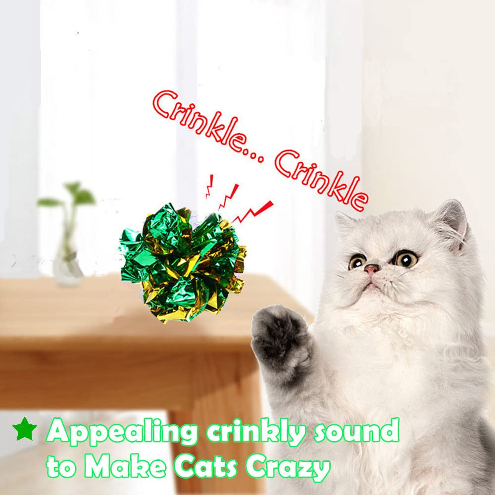 Chat en pleine partie avec balle PETFAVORITES stimule exercice et chasse