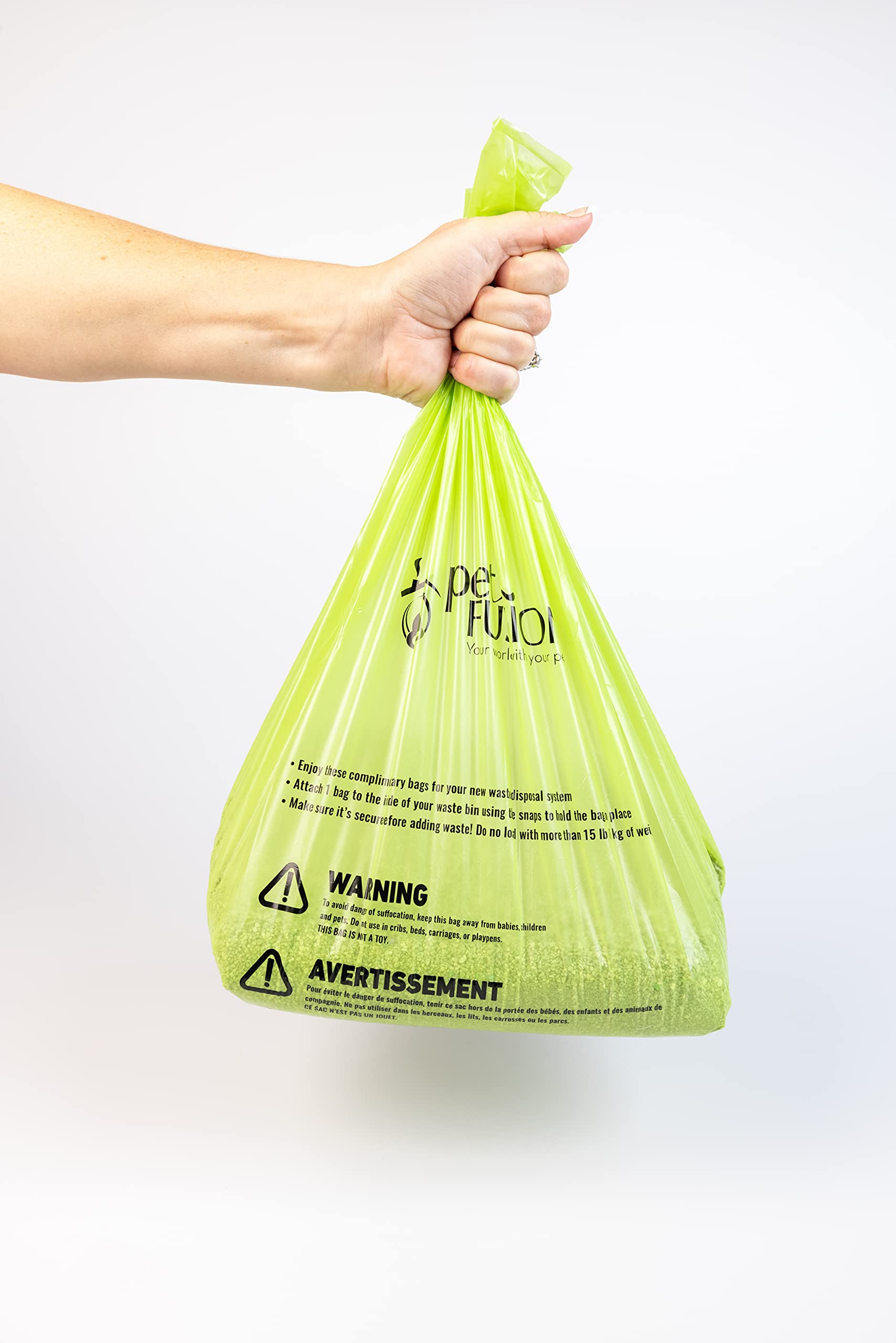 PetFusion scène de vie intérieur avec sac utilisé près d’un bac à litière, hygiène améliorée