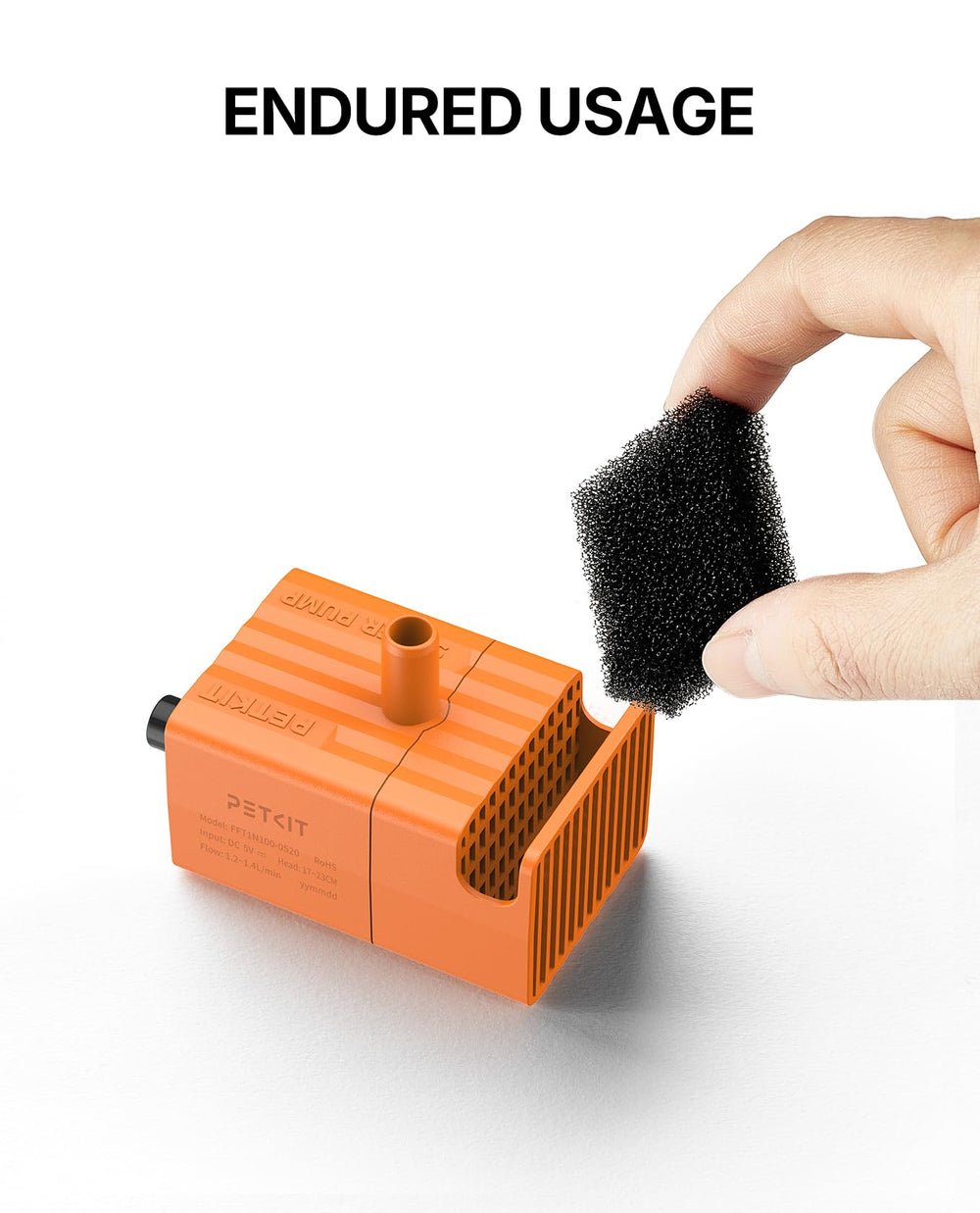 PETKIT pompe comparaison main montrant la compacité et le gain de place