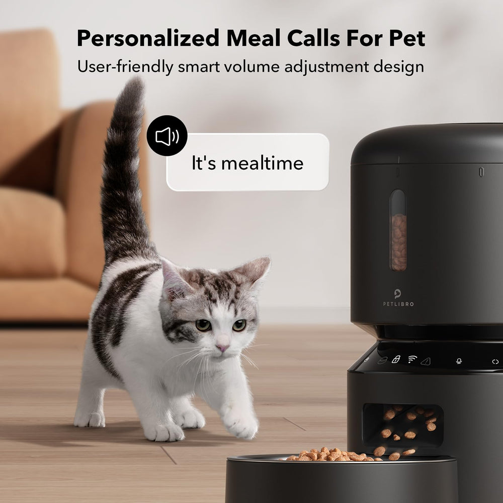 PETLIBRO dispense croquettes pendant que chat et chien attendent, contrôle à distance
