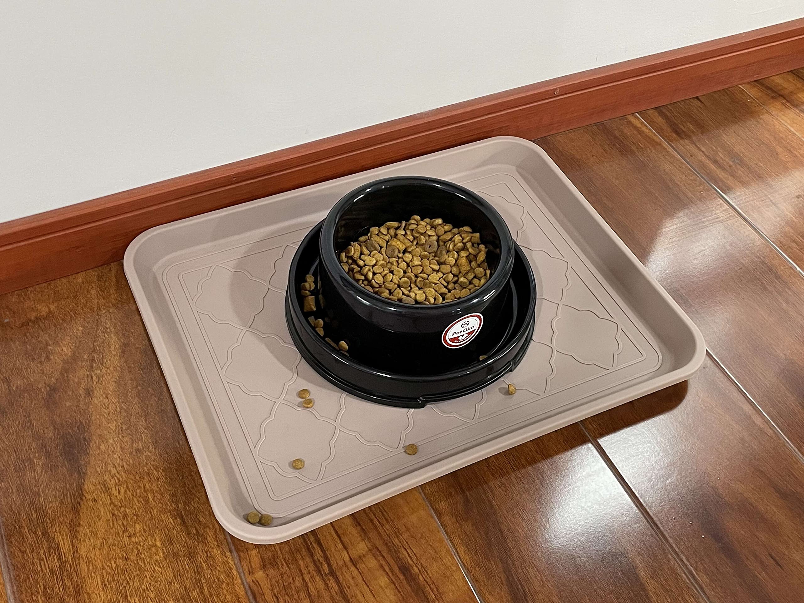 PetLike comparaison taille avec chaussure démontrant capacité utile