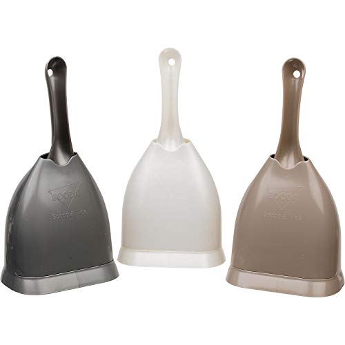 Petmate Scoop N' Hide tenue à la main pour comparer la taille et la maniabilité