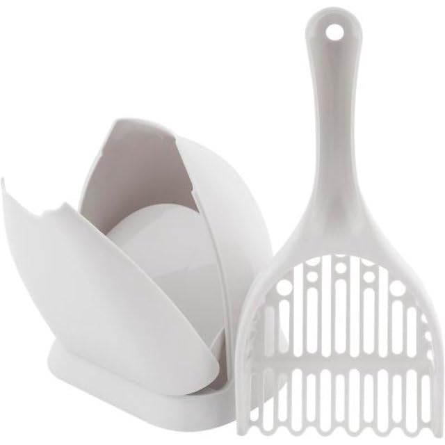 Petmate Scoop N' Hide en train d'être utilisée au bac à litière pour nettoyage rapide