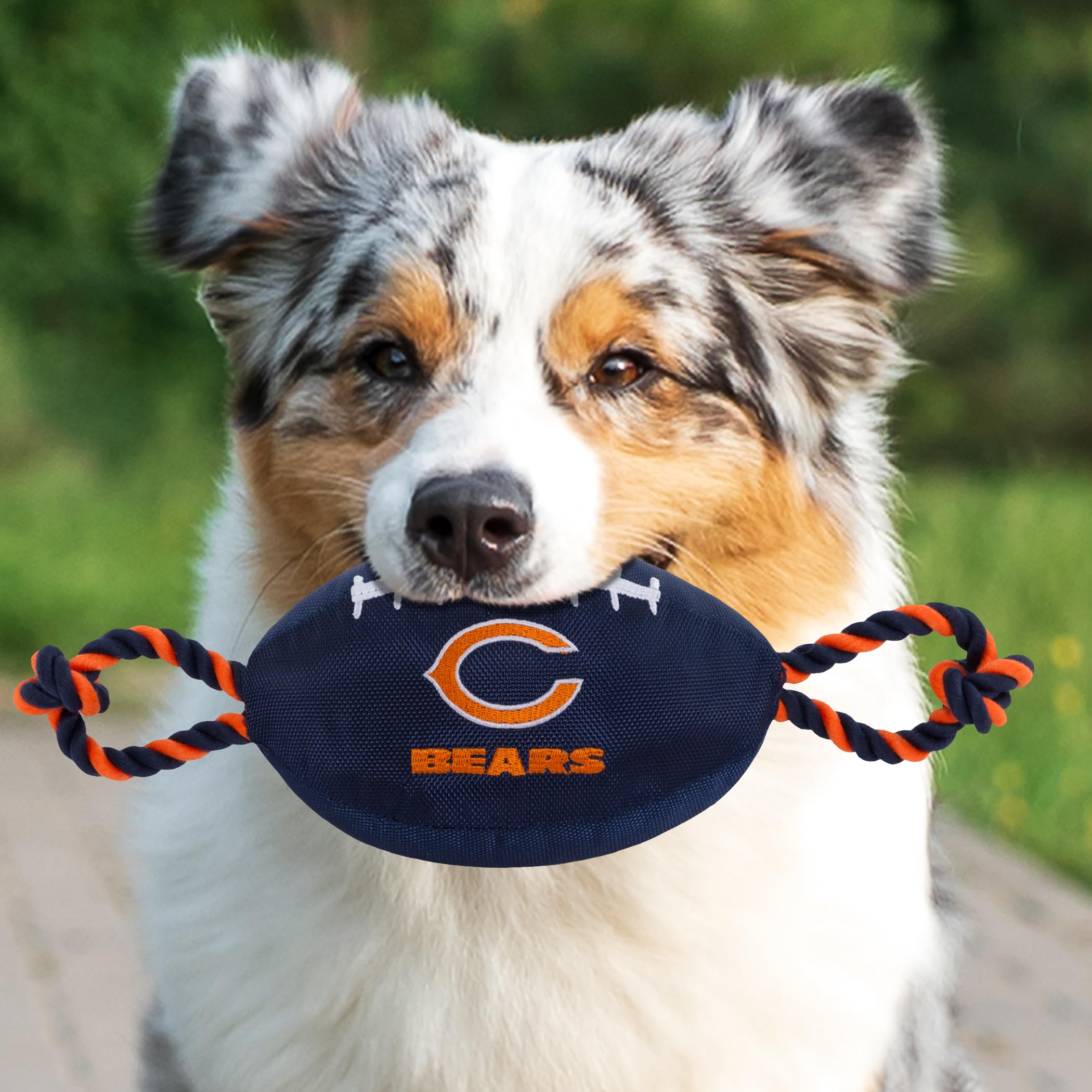 Gros plan tissu Pets First sur le jouet Chicago Bears montrant la texture résistante et durabilité