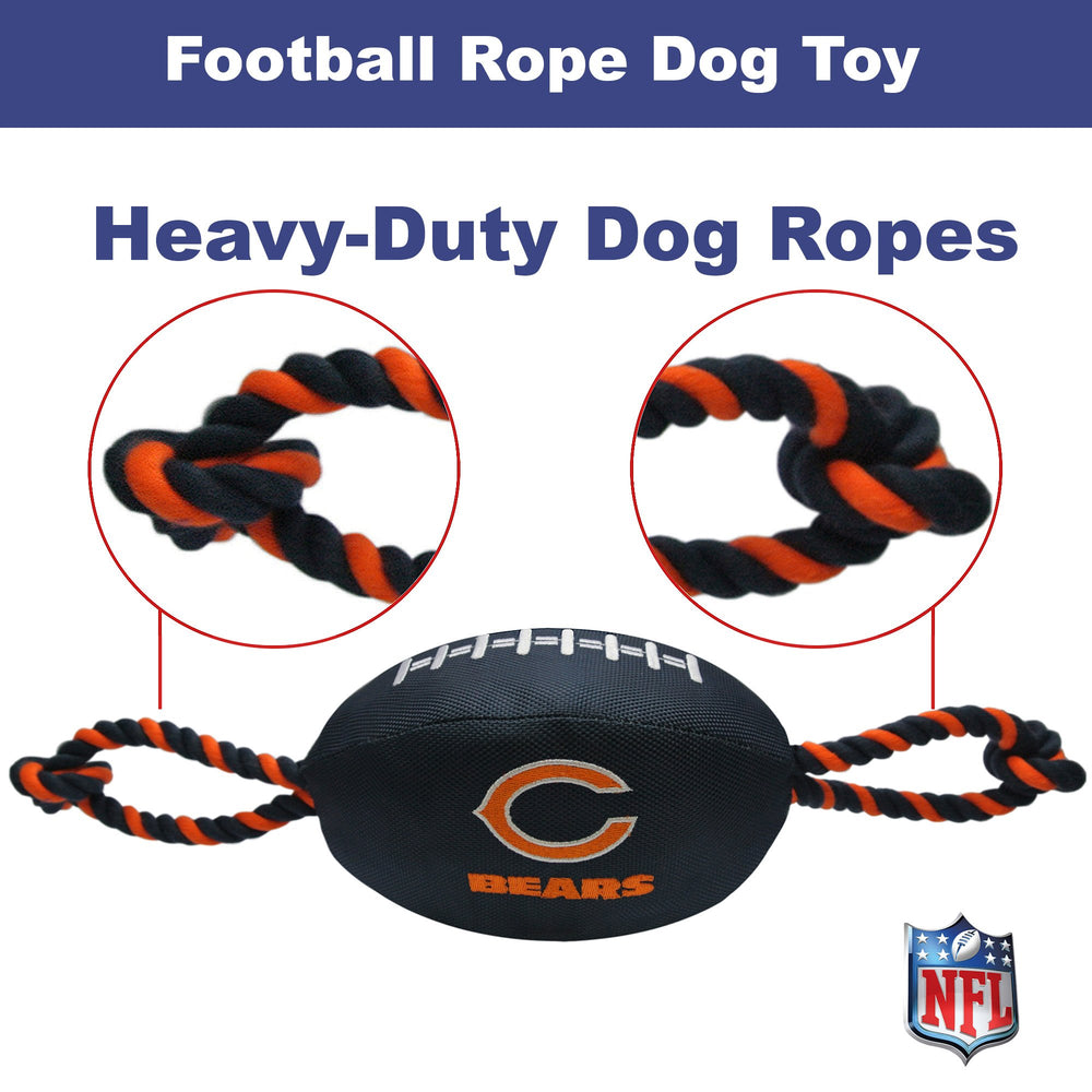 Comparaison d'échelle Pets First montrant la taille 17" du jouet Chicago Bears pour chiens moyens