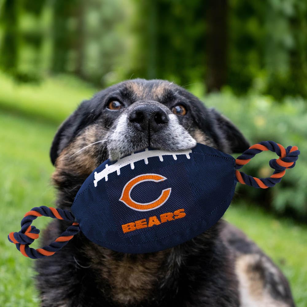 Détail du sifflet interne Pets First dans le jouet Chicago Bears, stimule l'intérêt du chien
