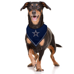 Pets First bandana Dallas Cowboys porté par un chien, ajoute une touche d'équipe et de style
