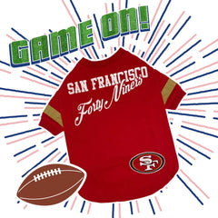 Pets First chien portant le t-shirt NFL en action, confort et liberté de mouvement