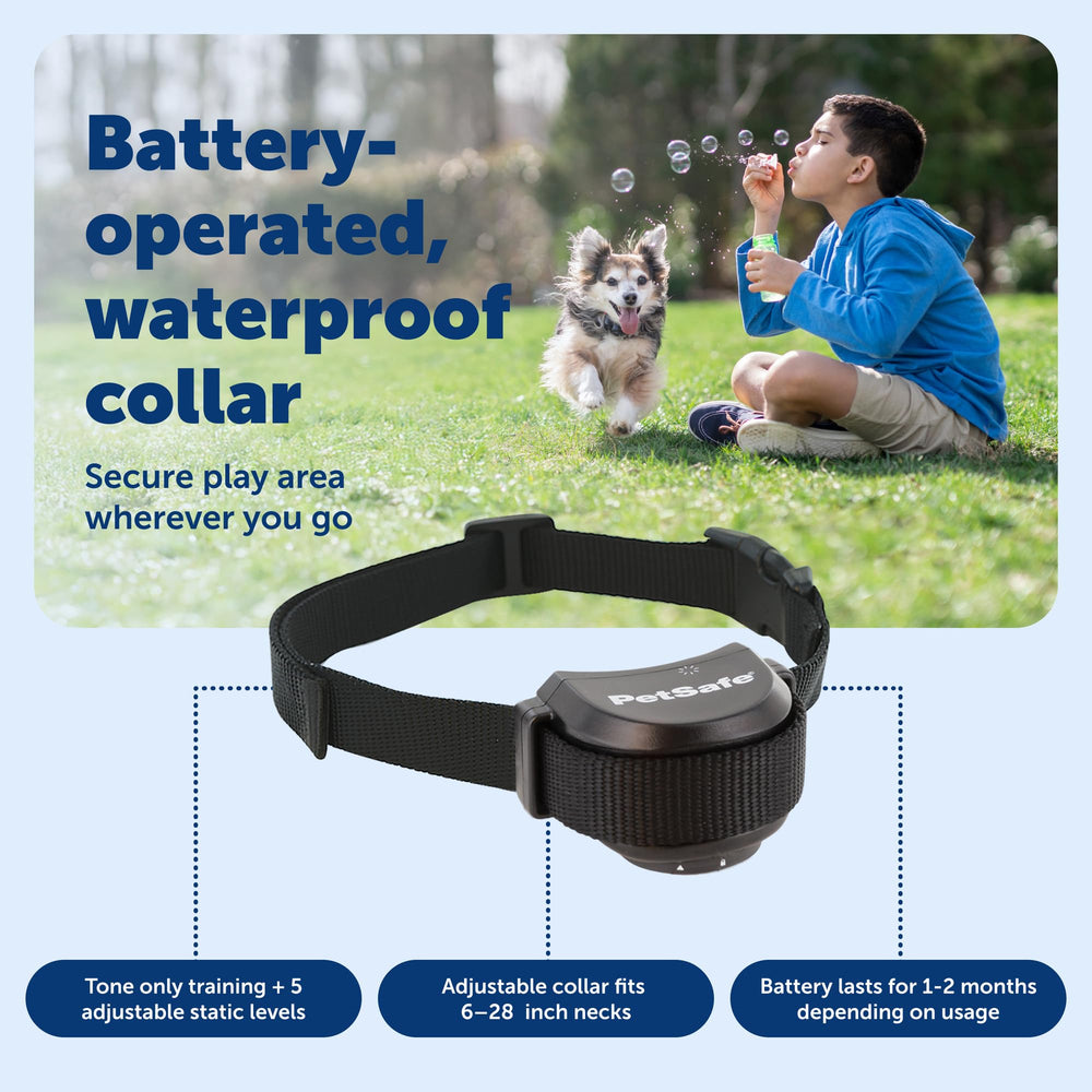 Collier PetSafe posé à côté d'une main pour montrer taille et échelle