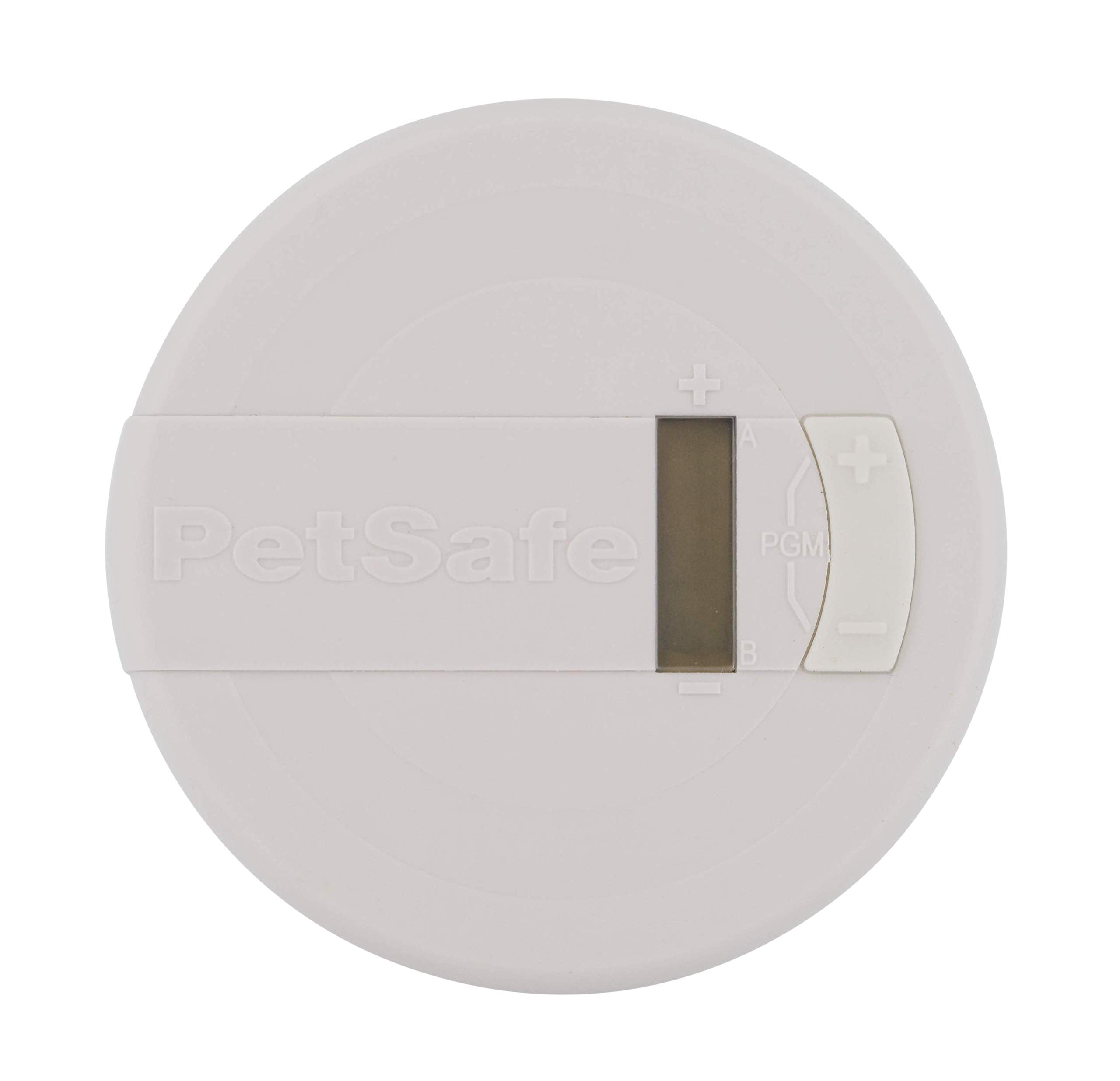 PetSafe Pawz Away vue latérale posé sur une étagère démontrant l'installation