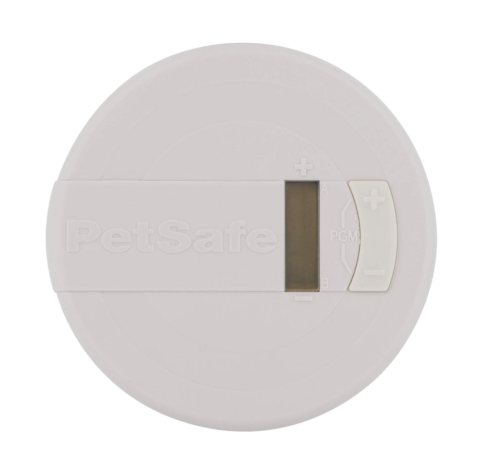 PetSafe Pawz Away vue latérale posé sur une étagère démontrant l'installation