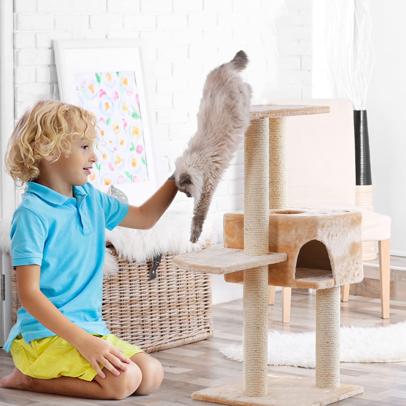 PETUOL chat utilisant poteau offrant surface attrayante pour griffades