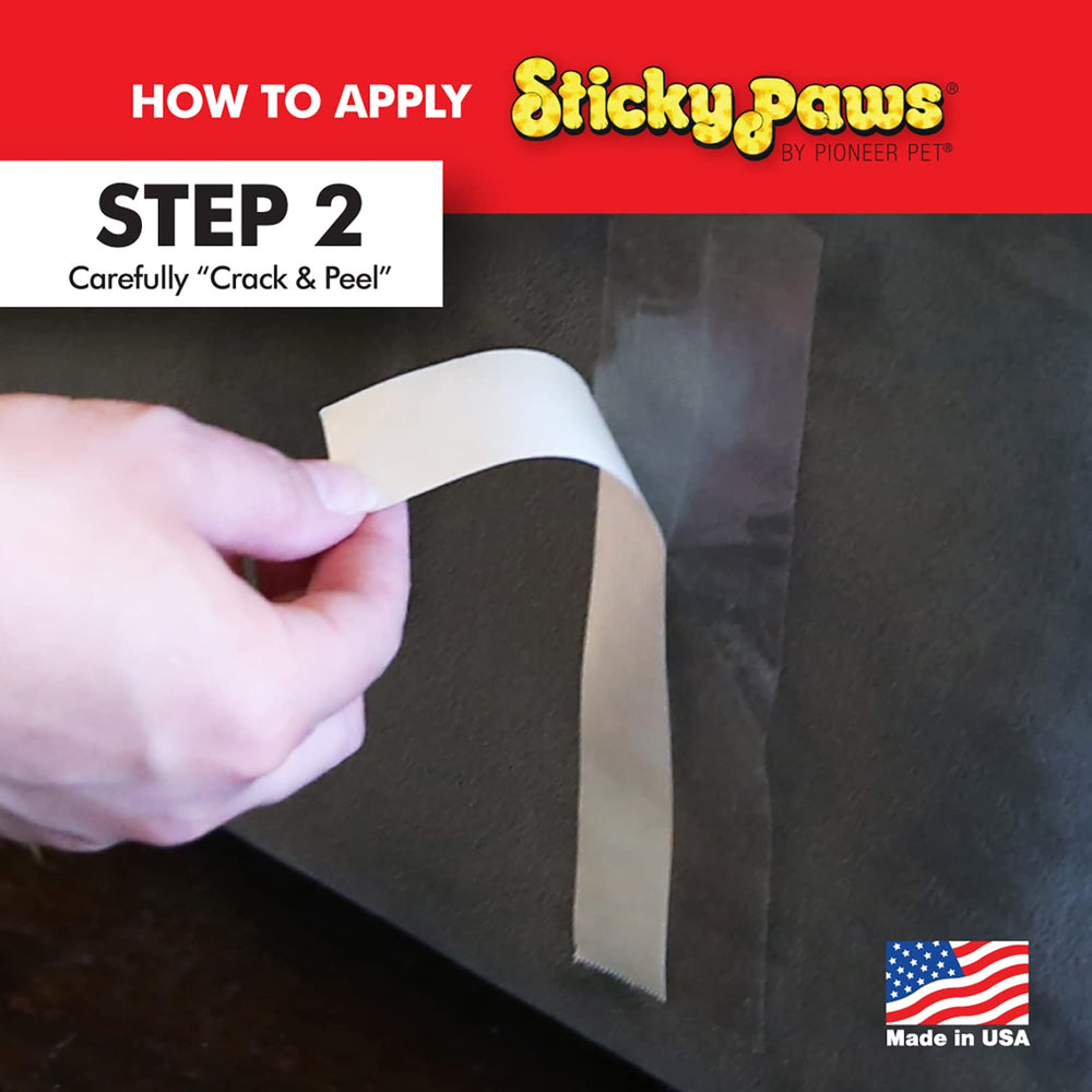 Pioneer Pet Sticky Paws posé sur accoudoir de canapé protège le tissu des griffes